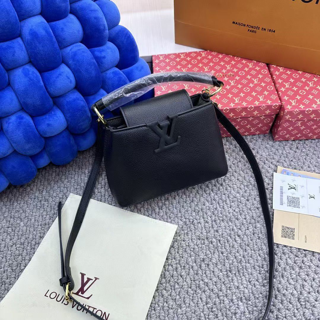 ๐๐ Capucines Mini Leather Bag