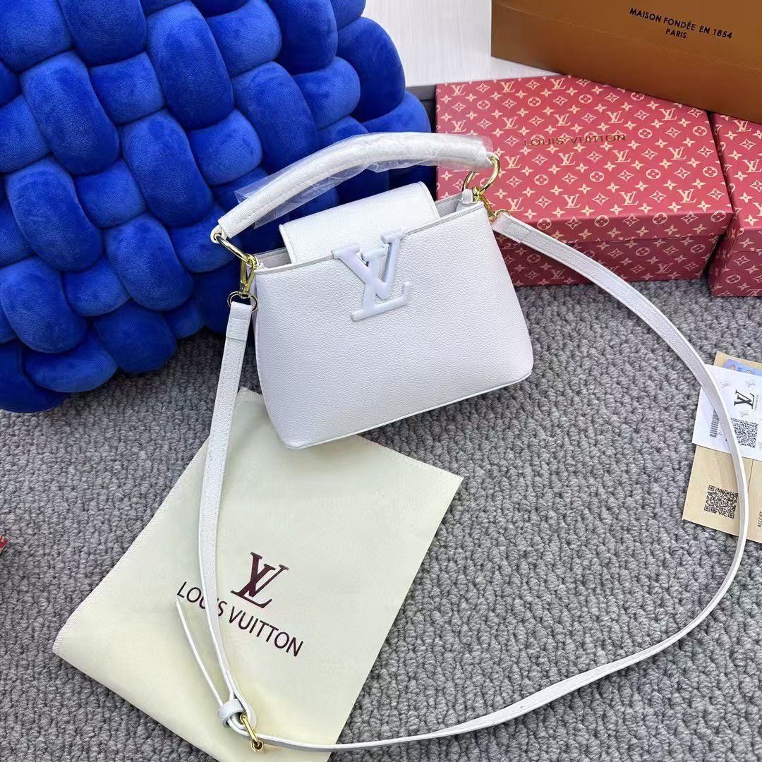 ๐๐ Capucines Mini Leather Bag